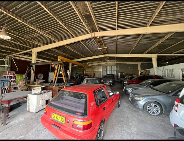 3,000M² WAREHOUSE FOR SALE IN VULCANIA